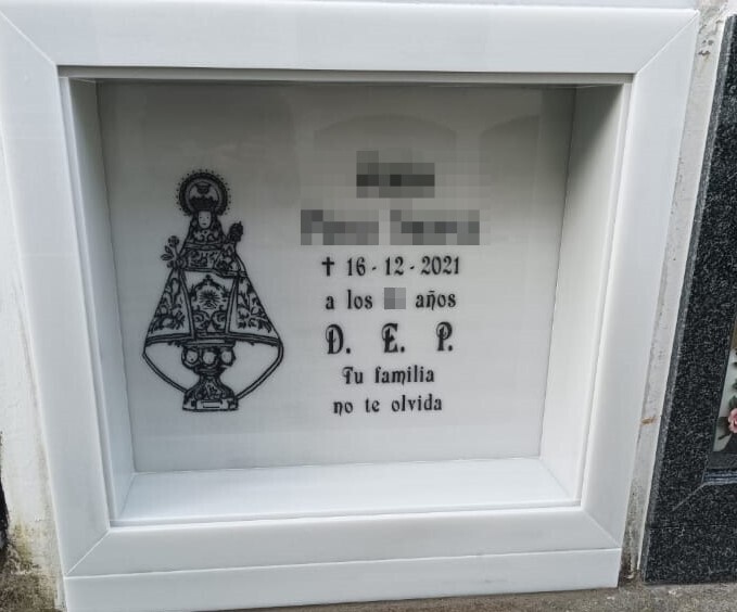 Arte funerario en blanco con imagen de la virgen de Covadonga e inscripcion grabada en negro