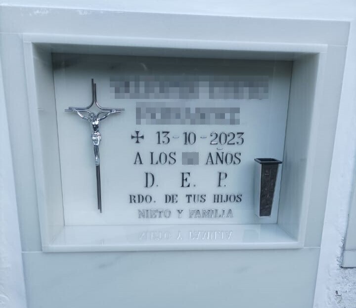 Arte funerario en blanco con la cruz modelo con imagen de Cristo, inscripción en troquel y florero en acero inoxidable