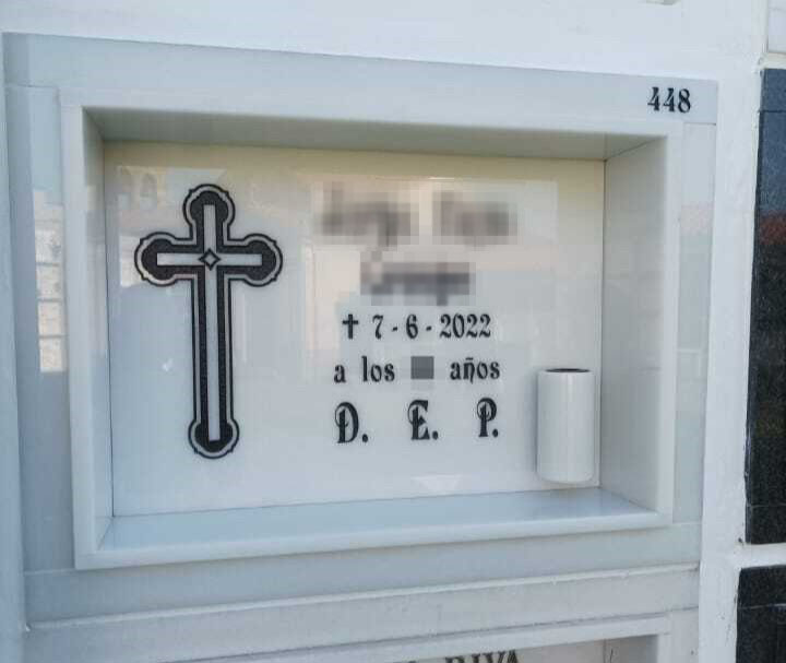 Arte funerario en blanco con cruz e inscripcion grabada en negro