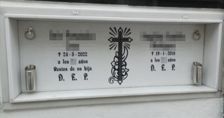 Arte funerario doble en blanco con cruz e inscripcion grabadas en negro con búcaros en acero inoxidable