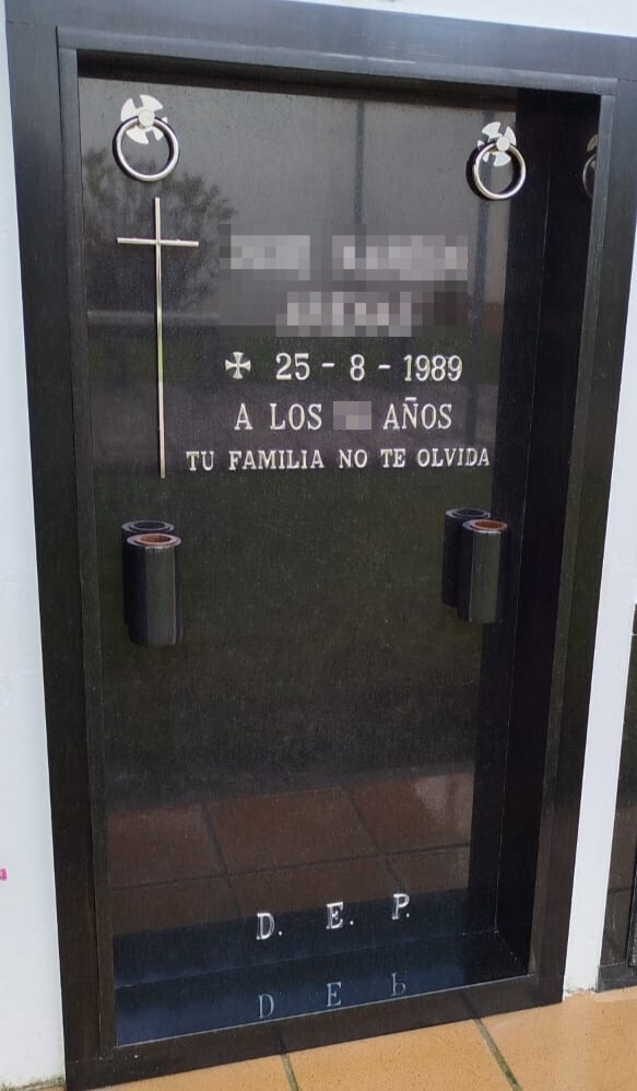 Lápida familiar en granito negro con detalles en acero inoxidable y búcaros